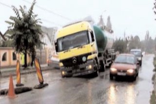Camion căzut într-o groapă de pe DN 71